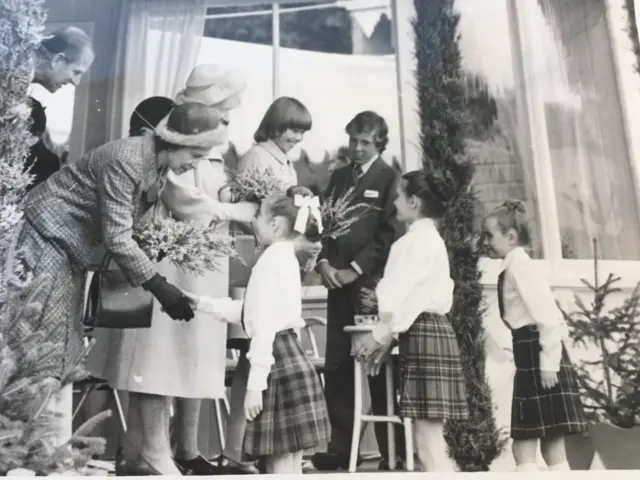 Children meeting the Queen