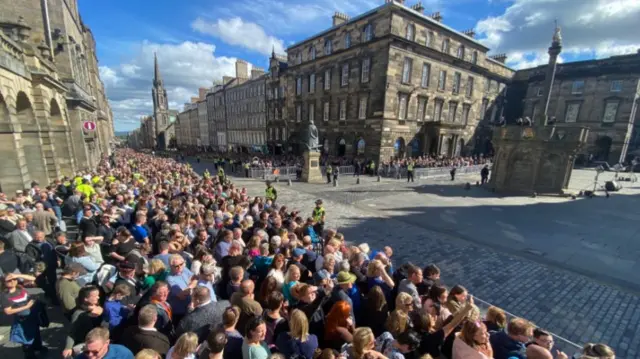 edinburgh crowds