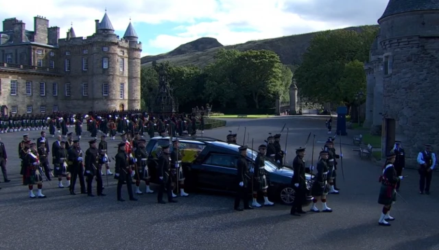 Queen's procession leaves Holyroodhouse