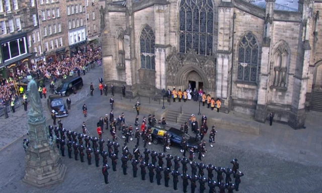 The Queen's coffin arrives at St Giles' Cathedral