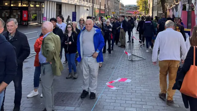 Queues form at the back of Edinb