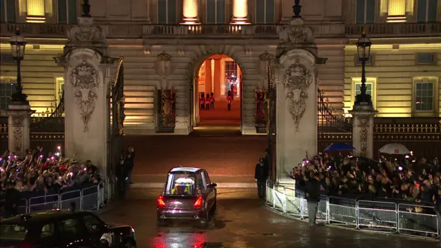 The state hearse carrying the Queen enters Buckingham Palace