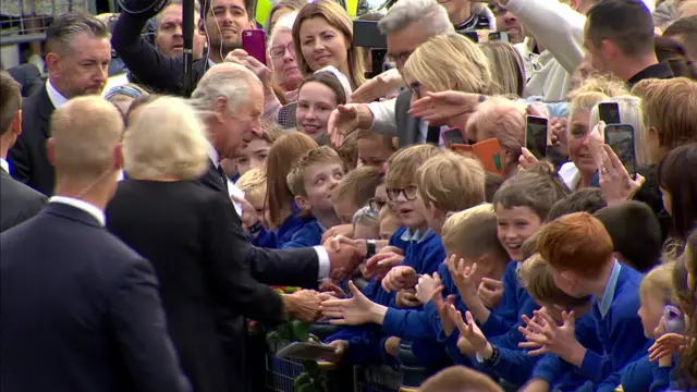 King meets school children