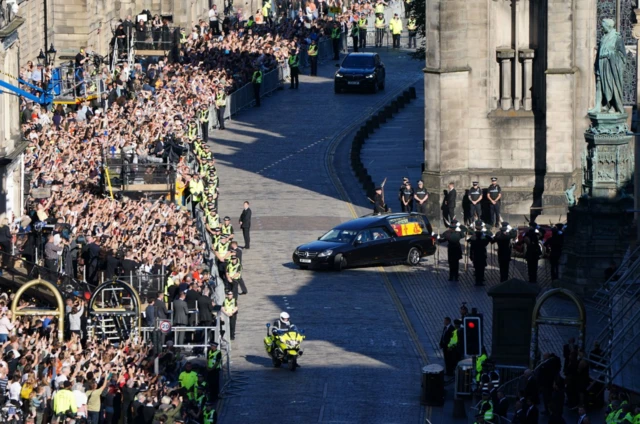 Queen's coffin leaves St Giles' Cathedral