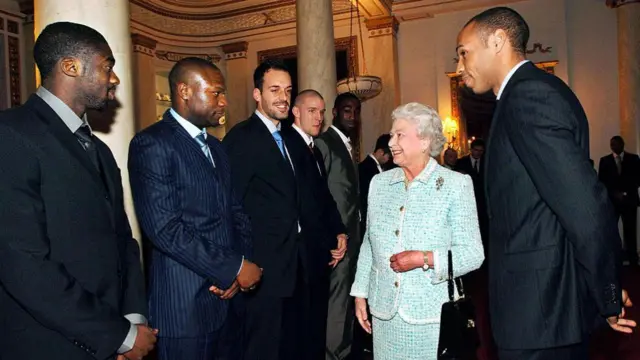 Britain's Queen Elizabeth II meets with Arsenal football team members (from L) Kolo Toure, William Gallas, Manuel Almunia, Philippe Senderos and captain Thierry Henry (R) at Buckingham Palace, 15 February 2007