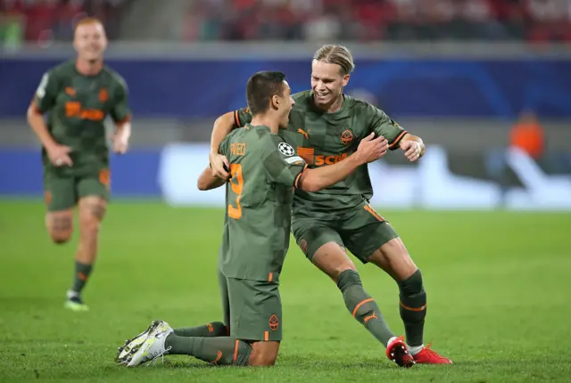 Shakhtar Donetsk's Marian Shved (left) celebrates