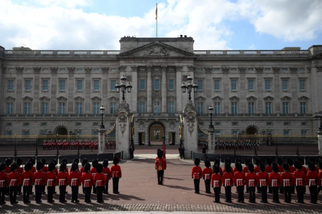 Soliders in dress uniform outside Buckingham Palace