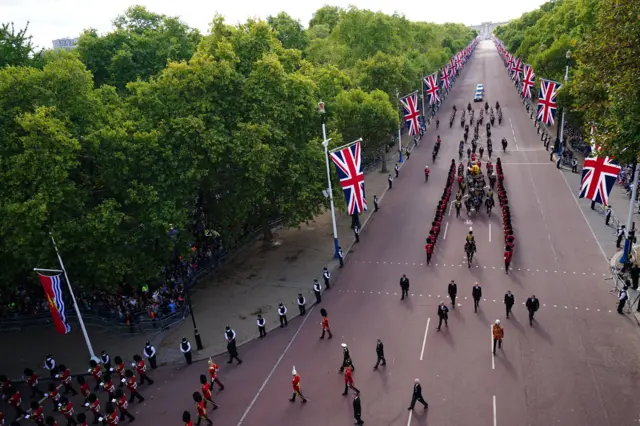 Procession carrying Queen's coffin going down the Mall