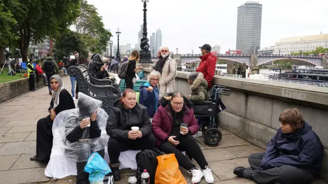 People watiing to see Queen's coffin