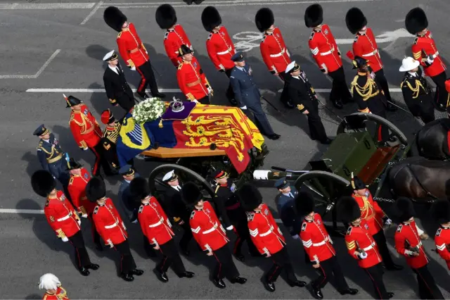 The procession of the coffin of Queen Elizabeth !! moves from Buckingham Palace to the Houses of Parliament