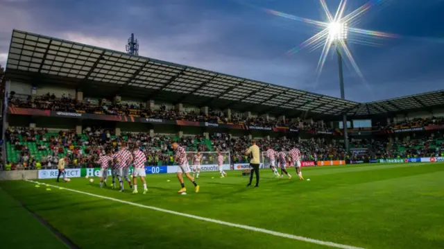 Manchester United players warm up