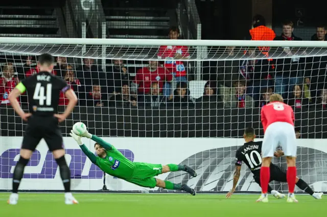 Manuel Lanzini scores for West Ham