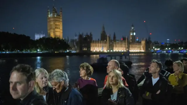 Mourners queue to see the Queen