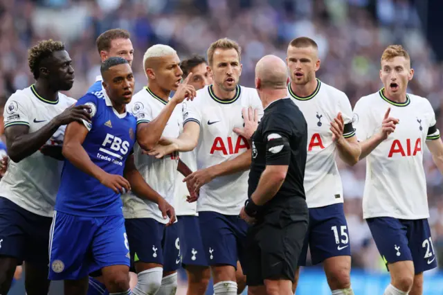 Harry Kane argues with teammates to Referee Simon Hooper after Davinson Sanchez goal was disallowed