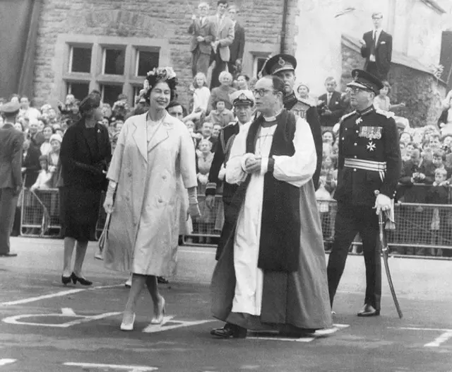 Y Frenhines yn Llandaf yn 1960