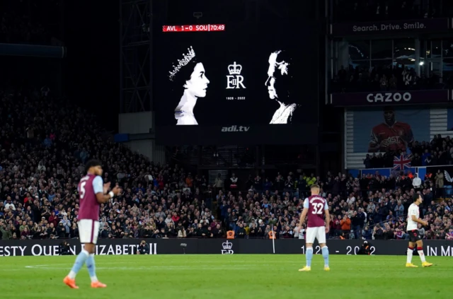 Players and fans applaud on the 70th minute to mark a tribute to Queen Elizabeth II