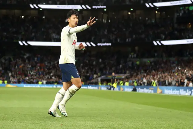 Son celebrates with the Spurs fans