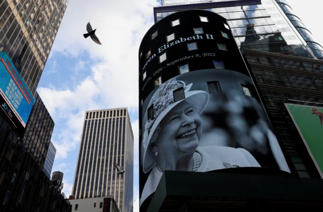 A tribute to the Queen in New York's Times Square