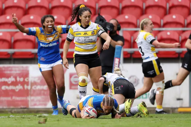 Caitlin Beevers scores the game's opening try