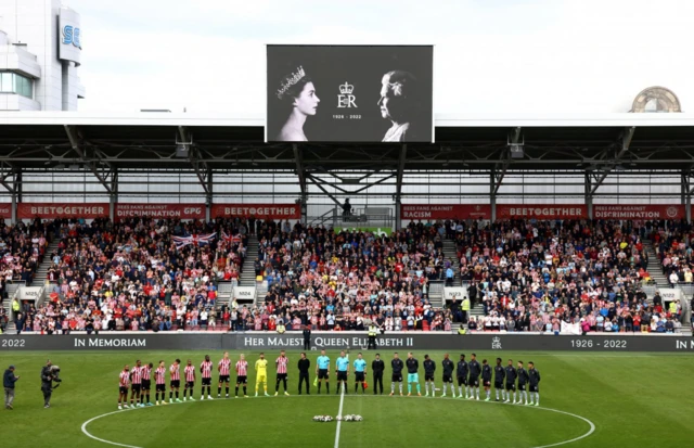 Brentford and Arsenal players gather for tributes to Queen Elizabeth II