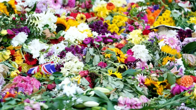 A detailed photo of messages and flowers placed in green park following the death of Queen Elizabeth II. Picture date: Sunday September 18, 2022.