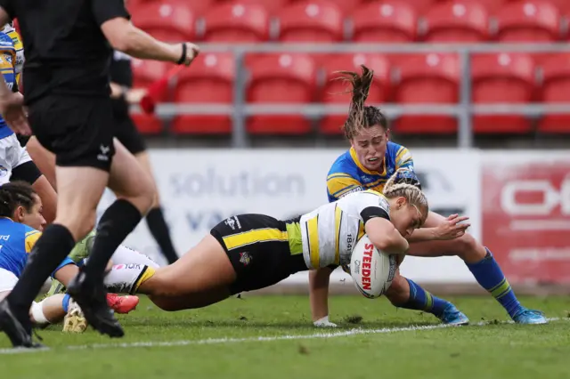 Sinead Peach scores a try