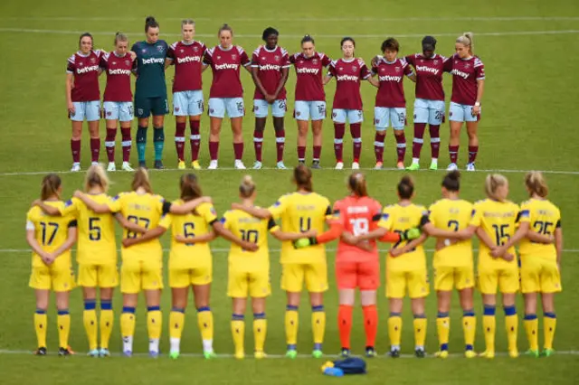 Everton and West Ham mark the one minute silence