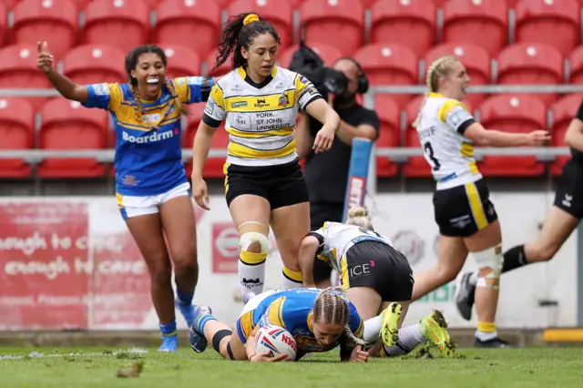 Caitlin Beevers scores for Leeds