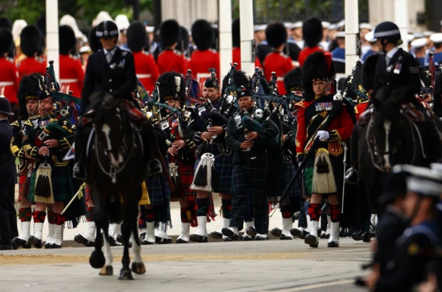 Pipers march to Westminster Abbey