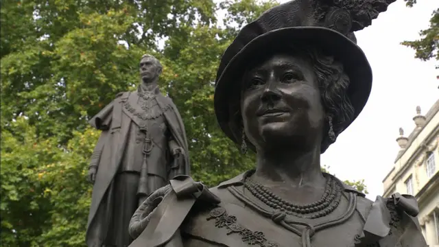 Bronze statues of King George VI and the Queen Mother