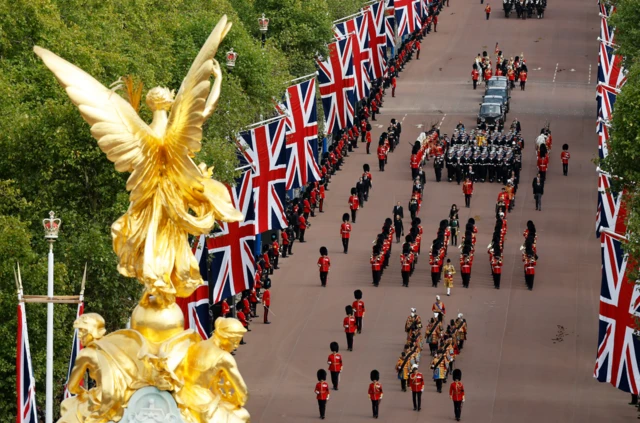 Procession passes through Green and St James' Parks