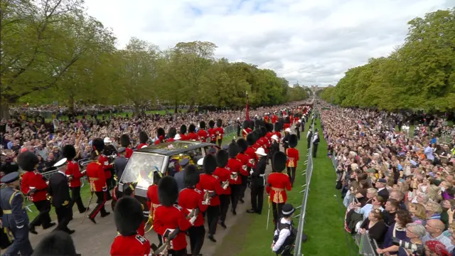 People pay respects to Queen at Windsor