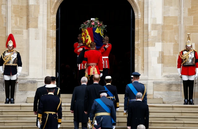 Queen's coffin carried into St George's chapel