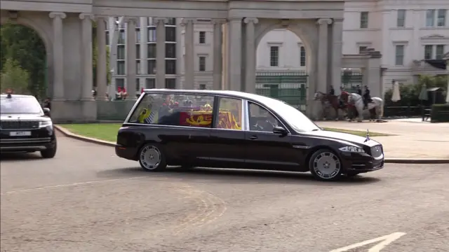 The hearse begins making its way towards Windsor