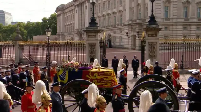 Queen's coffin basses Buckingham Palace