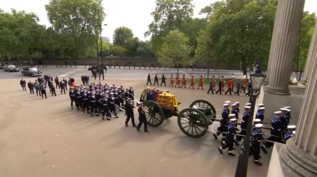 Queen's coffin reaches Wellington Arch