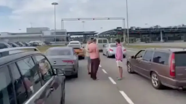 Image of cars at Finnish border crossing with Russia