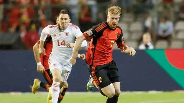 Kevin de Bruyne running against Connor Roberts