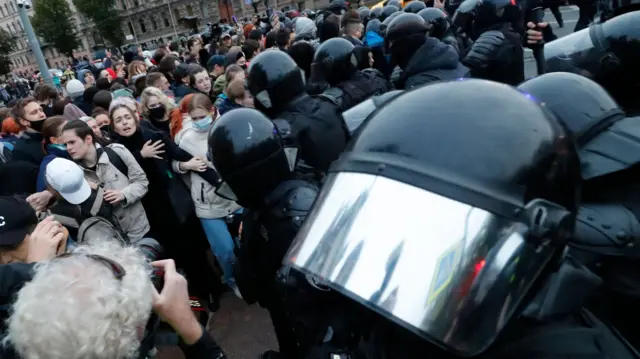 Russian policemen begin detaining participants of an unauthorised protest against Putin's partial mobilisation