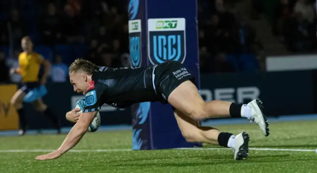 Tom Gordon scores a Glasgow try