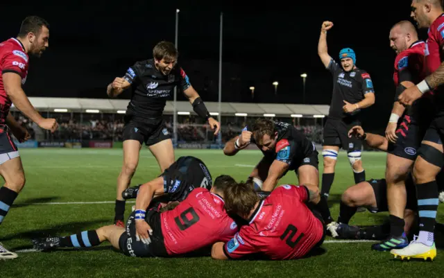 Glasgow celebrate Matt Fagerson's try