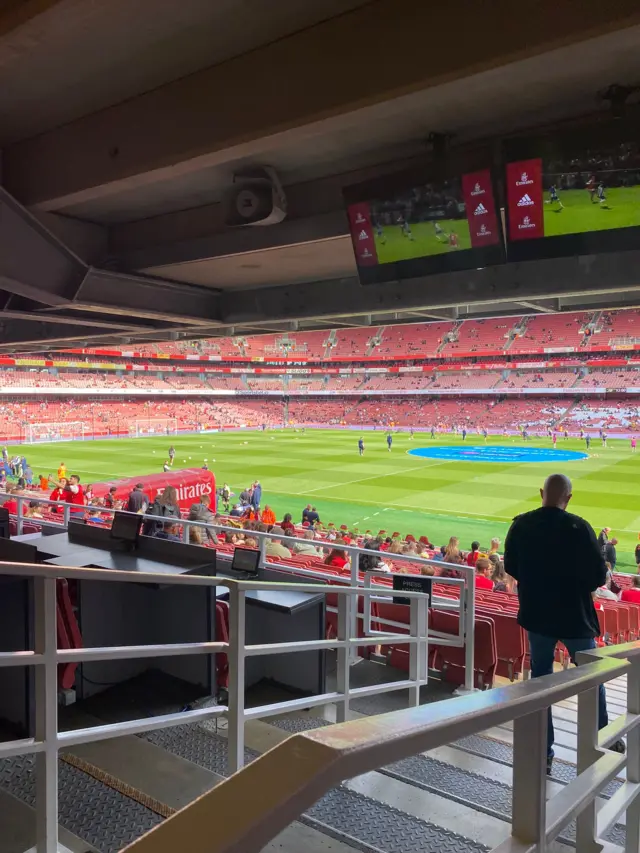 Arsenal players warm up