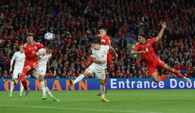 Robert Lewandowski heads at goal