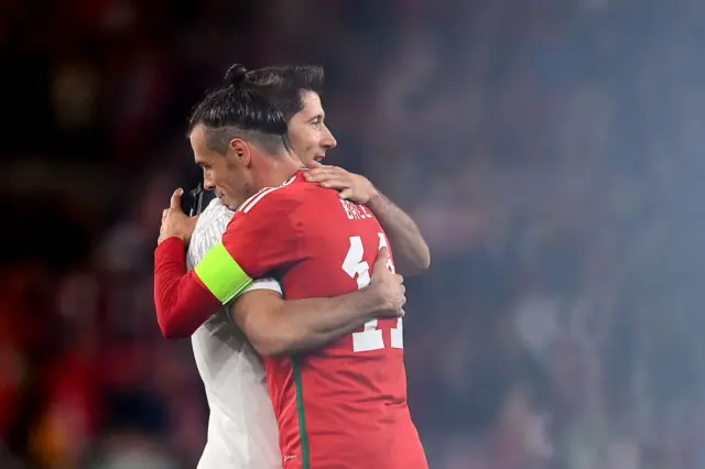 Bale and Lewandowksi hug