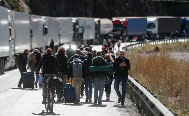 Citizens seen fleeing from Russia to George