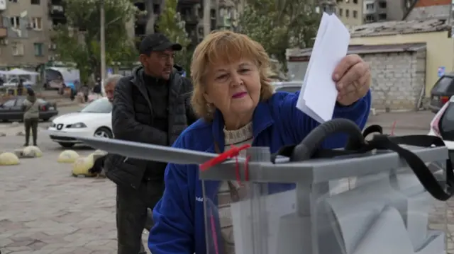 Woman votes in Mariupol