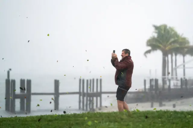 Man captures heavy wind and flying debris on his phone in Sarasota Bay, Florida