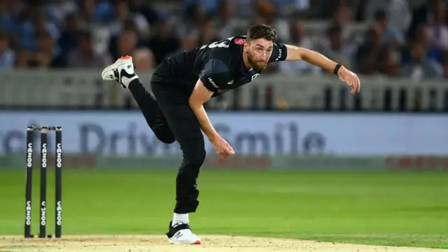 Richard Gleeson bowling