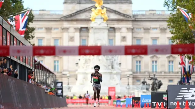 Joyciline Jepkosgei at the 2021 London Marathon