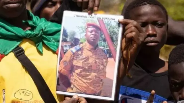 People holding photo of Lt-Col Paul-Henri Sandaogo Damiba